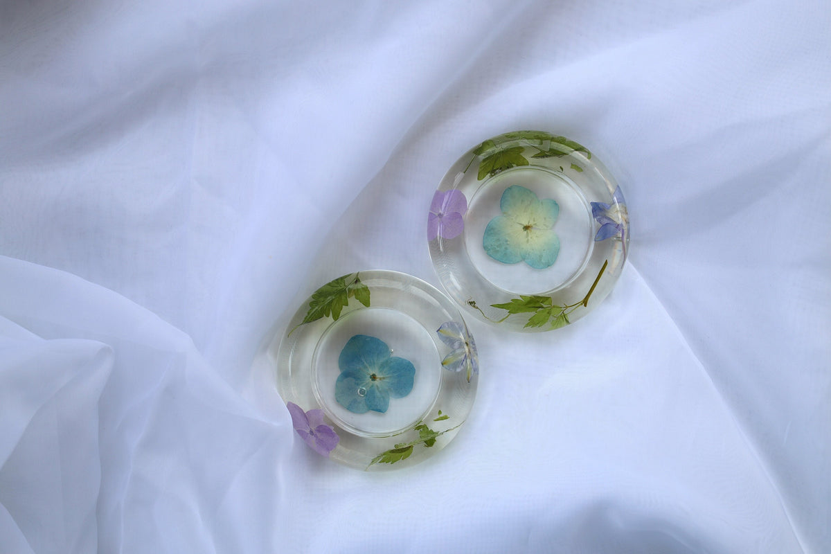 Handmade resin Shabbat tealight holder with real pressed flowers